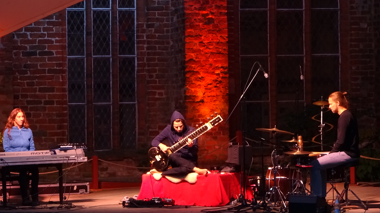 Matyas Wolter stellt seine Sitar vor | Foto: Klosterverein