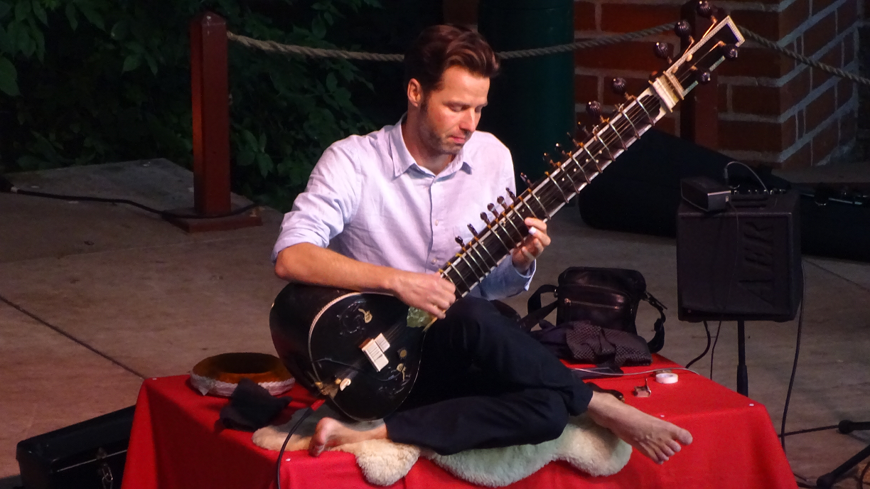 Matyas Wolter beeindruckt mit seiner Sitar | Foto: Klosterverein