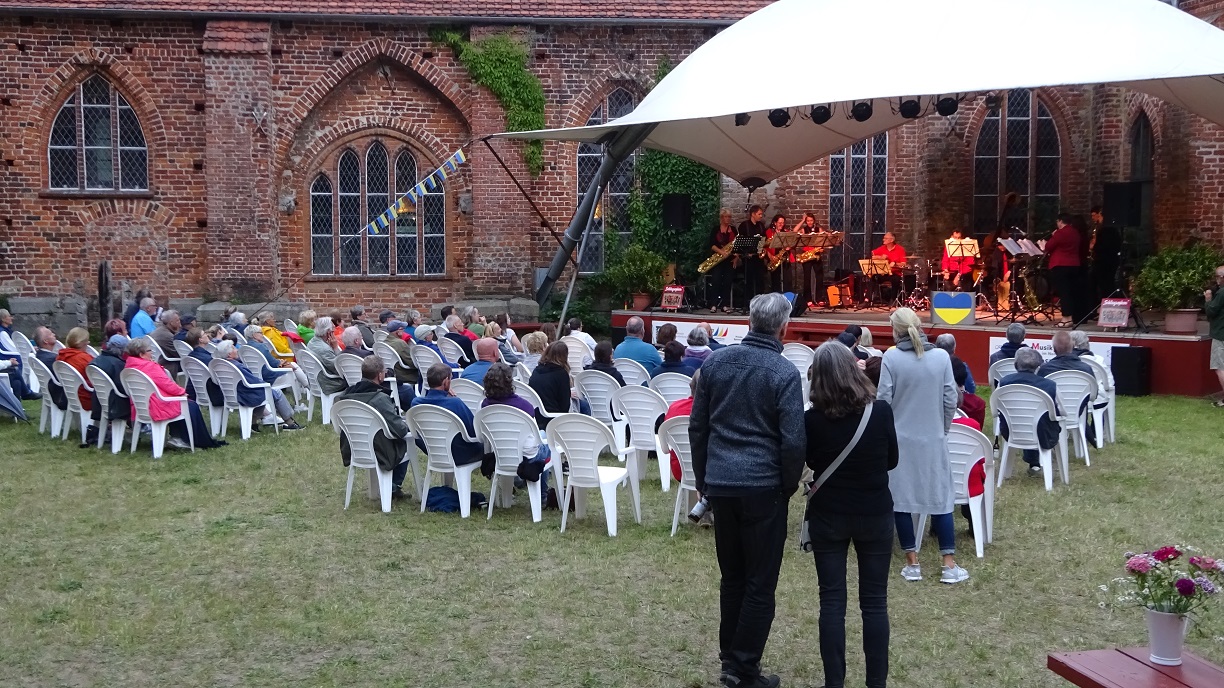 Mehr als 100 Besucher genossen die Musik. | Foto: R. Dübler