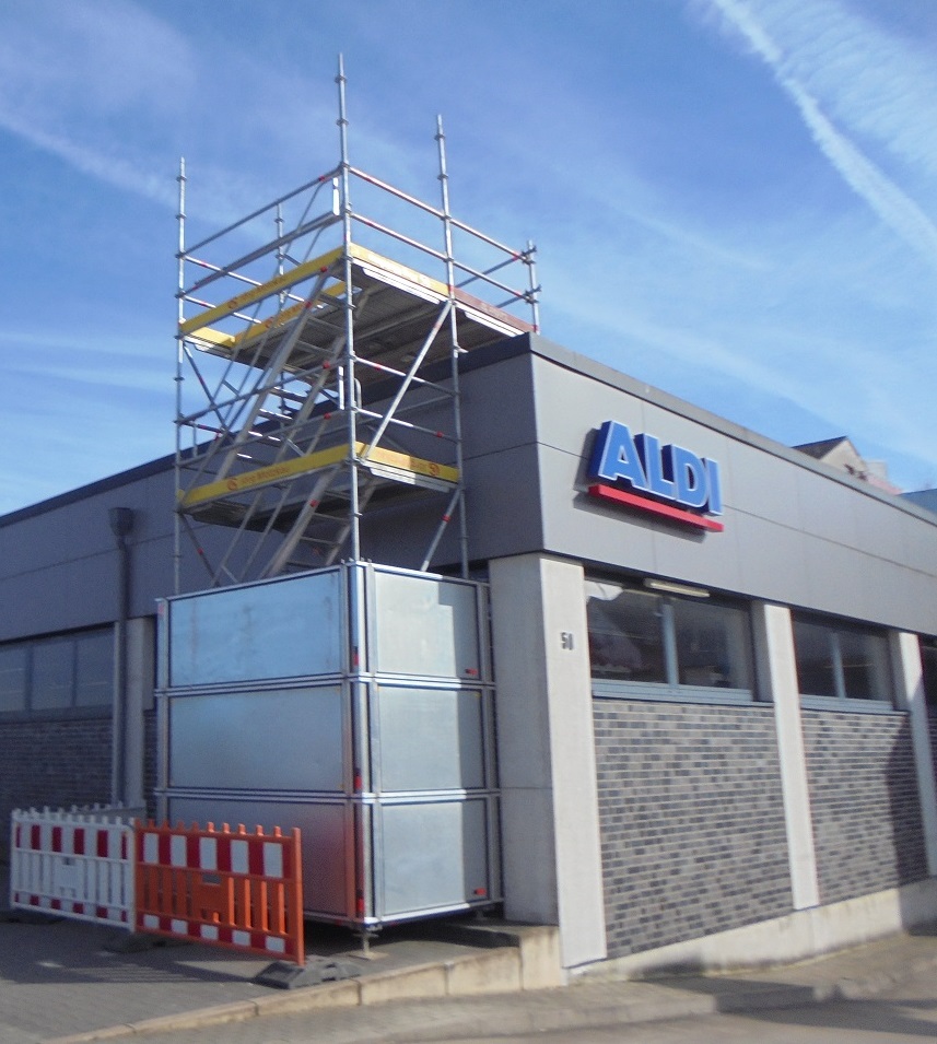 Gerüsteinhausung mit Layher Protect für Wetterschutz bei Bauarbeiten