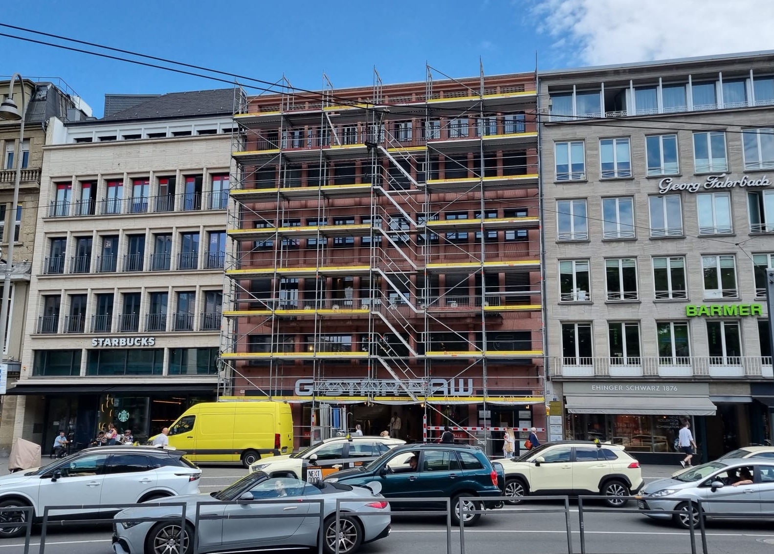Individuell angepasstes Baugerüst an mehrstöckigem Gebäude