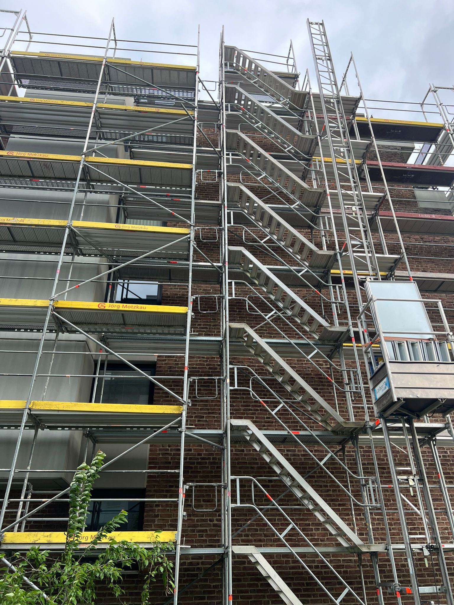 Treppenturm bei langfristigem Bauprojekt – Arbeitssicherheit im Gerüstbau