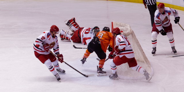 アイスバックス vs チャイナドラゴン: ディレイゴ選手がゴーリーをかわしてガラ空きのゴール前へ