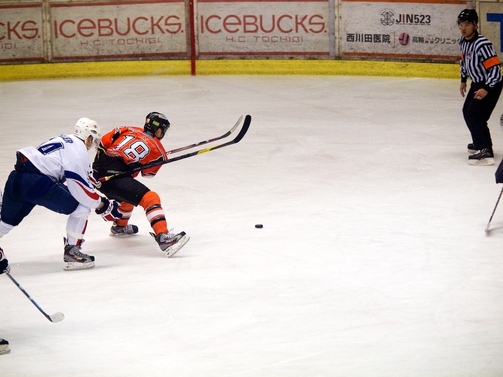 アイスバックスはキャプテン鈴木選手のゴールで同点に追いつく