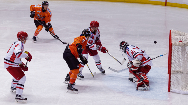 アイスバックス vs チャイナドラゴン: ゴールを狙う古橋選手