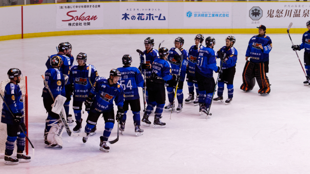 アイスバックス vs チャイナドラゴン: 勝利を喜ぶアイスバックス