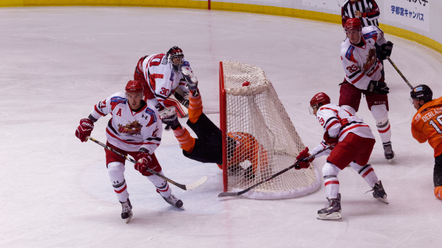 アイスバックス vs チャイナドラゴン: ディレイゴ選手がゴーリーをかわしてガラ空きのゴール前へ