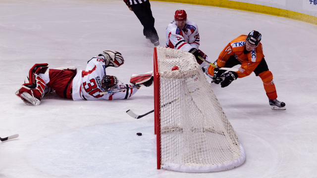 アイスバックス vs チャイナドラゴン: ディレイゴ選手がゴーリーをかわしてガラ空きのゴール前へ