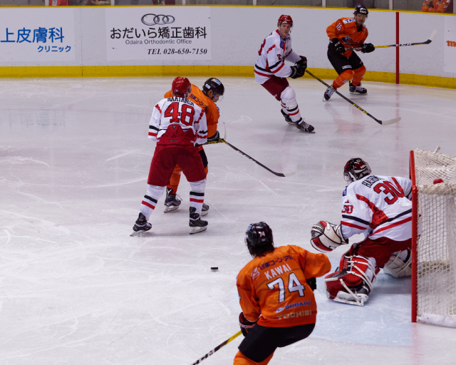 アイスバックス vs チャイナドラゴン: 河合選手ゴールならず