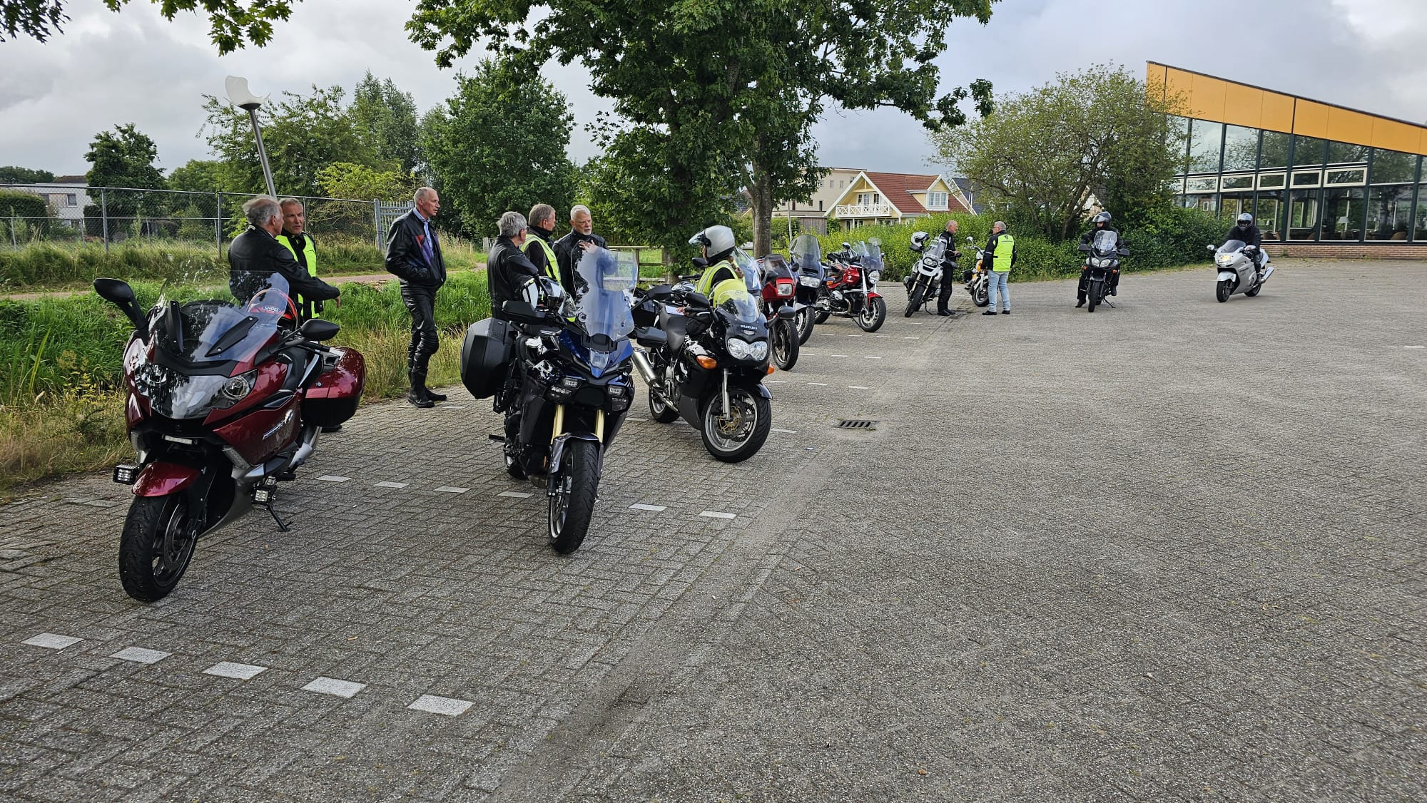 13 motoren, 14 personen klaar voor vertrek.