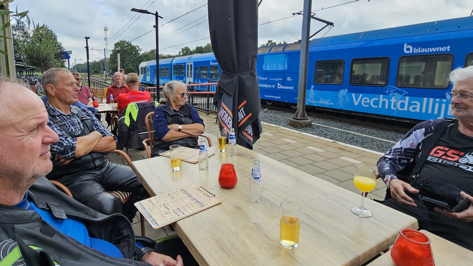 Lunch op het perron bij Het Oude Station in Dalfsen.