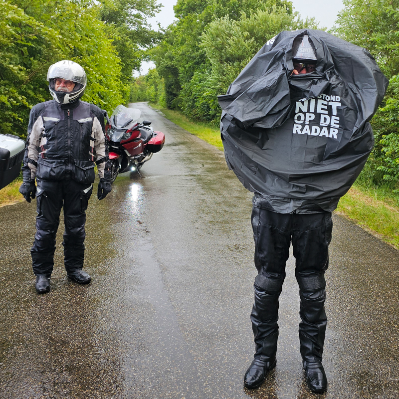 Slimme rijders hebben een regenpak bij zich. Tja, dan moet je wel slim zijn!