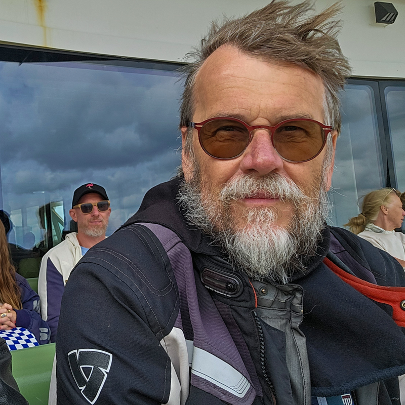 Onze gids van Steenwijk naar Den Oever op het voordek van de ferry.