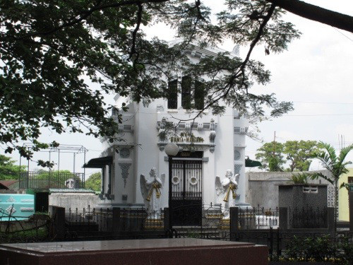 one of Manila cemetery's tombs, source: https://marilil.wordpress.com/category/dont-skip-manila/page/2/