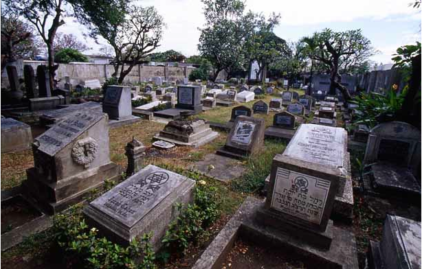 The Jewish cemetery inside the Northern cemetery, source: http://jewishphotolibrary.smugmug.com/ASIA/ASIAsoutheast/PHILIPPINES/PHManilaJewishCemetery/i-6JzV7cR