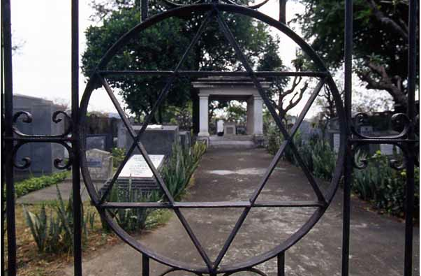 Jewish cemetery inside the Northern cemetery, source: http://jewishphotolibrary.smugmug.com/ASIA/ASIAsoutheast/PHILIPPINES/PHManilaJewishCemetery/i-LCRRFgD