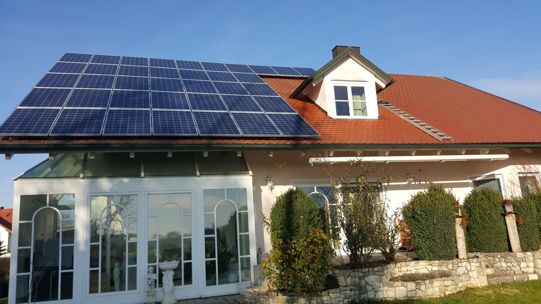 9,86 kWp Photovoltaikanlage mit Solarwatt Glas/Glas Module 30 Jahre Garantie mit Senec 8.0Pb Speicher in Pförring
