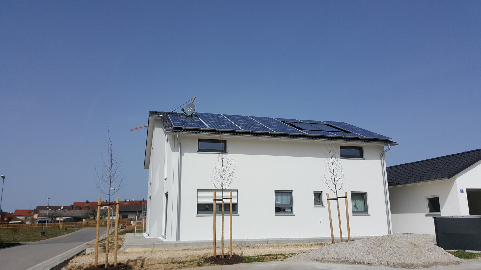 7,02 kWp Photovoltaikanlage mit Solarwatt Glas/Glas Module 30 Jahre Garantie mit Senec 8.0Pb Speicher in Hemau