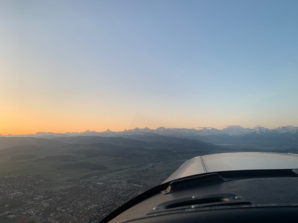       Frühmorgentlicher Abflug von Belp in Richtung Alpen