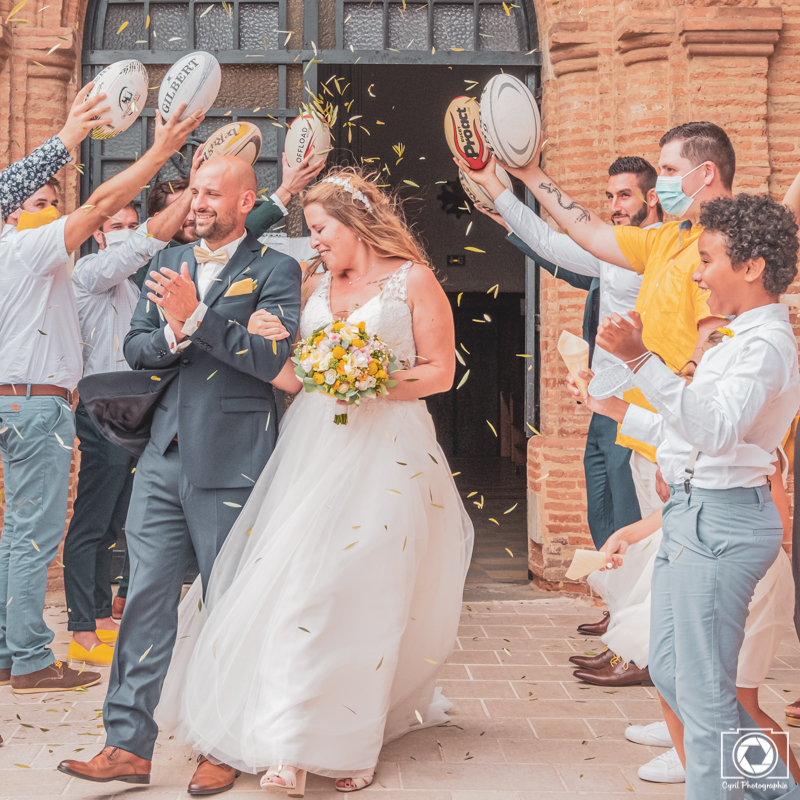 Cette photo représente la sortie de l'église lors d'un mariage près de Montauban.