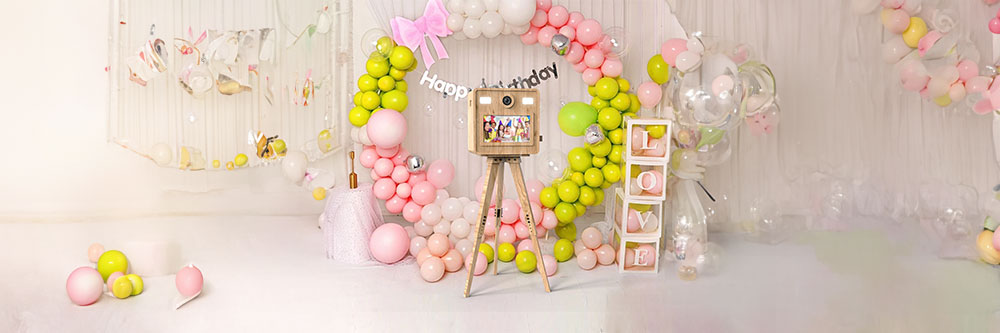 Photobooth installé dans une jolie salle avec des ballons.