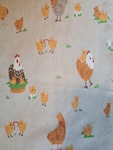 Stoffdesign mit Hühnern, Küken und kleinen Hofillustrationen auf beigem Hintergrund für Hühnersattel