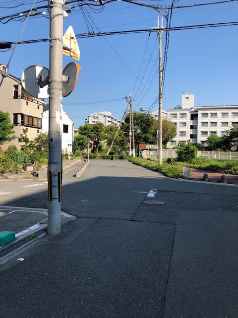 直進し、歯医者さんを道なりに左折
