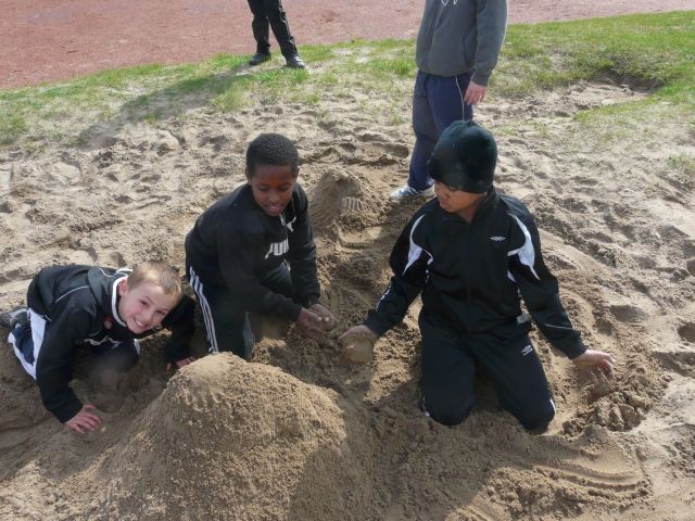 Jean et Marwan font mumuse dans le sable!