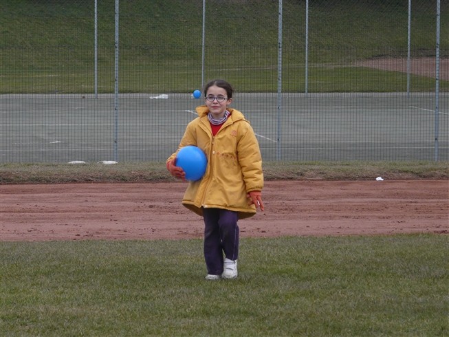 Morgane-Ania et son ballon gonflable! C'est mimi!