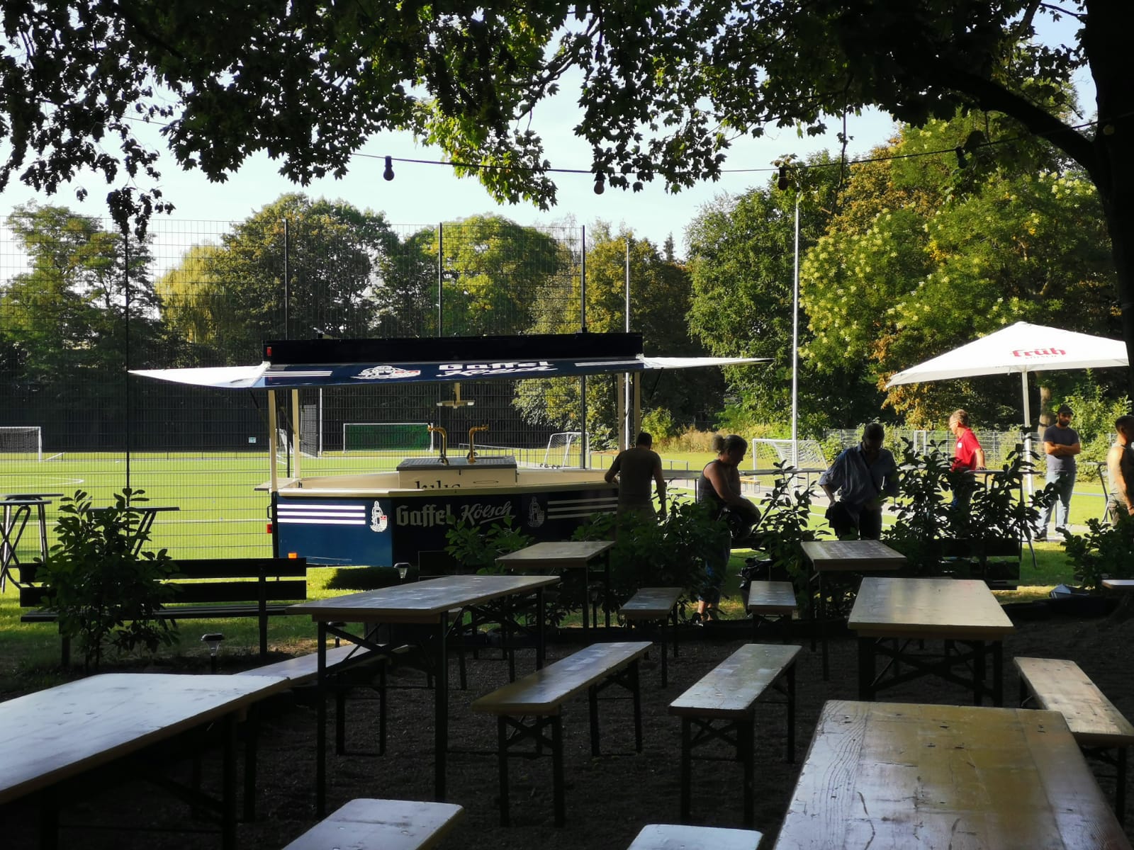 Ansicht auf den Platz vom neuen Biergarten aus