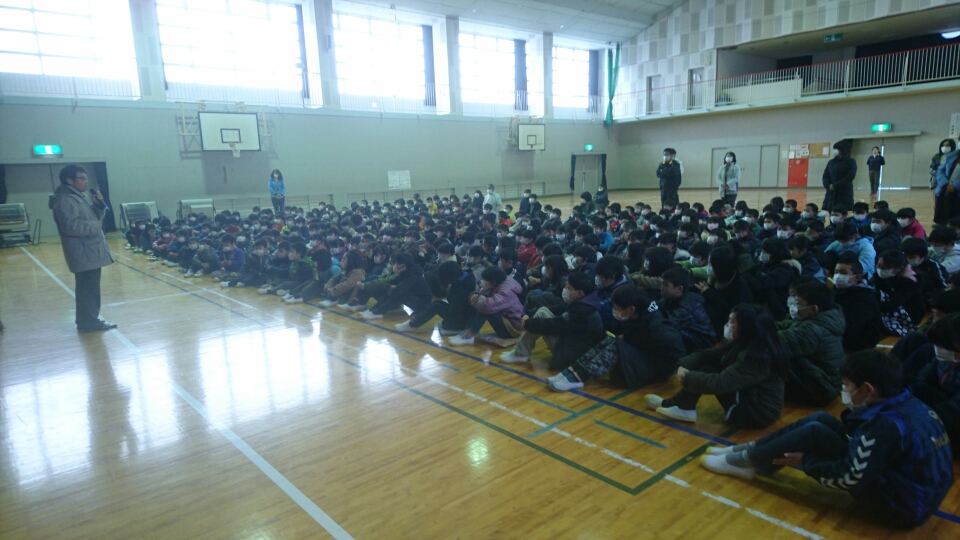丹波市立東小学校にて私の話の内容のフォローをしてくれている小橋会長