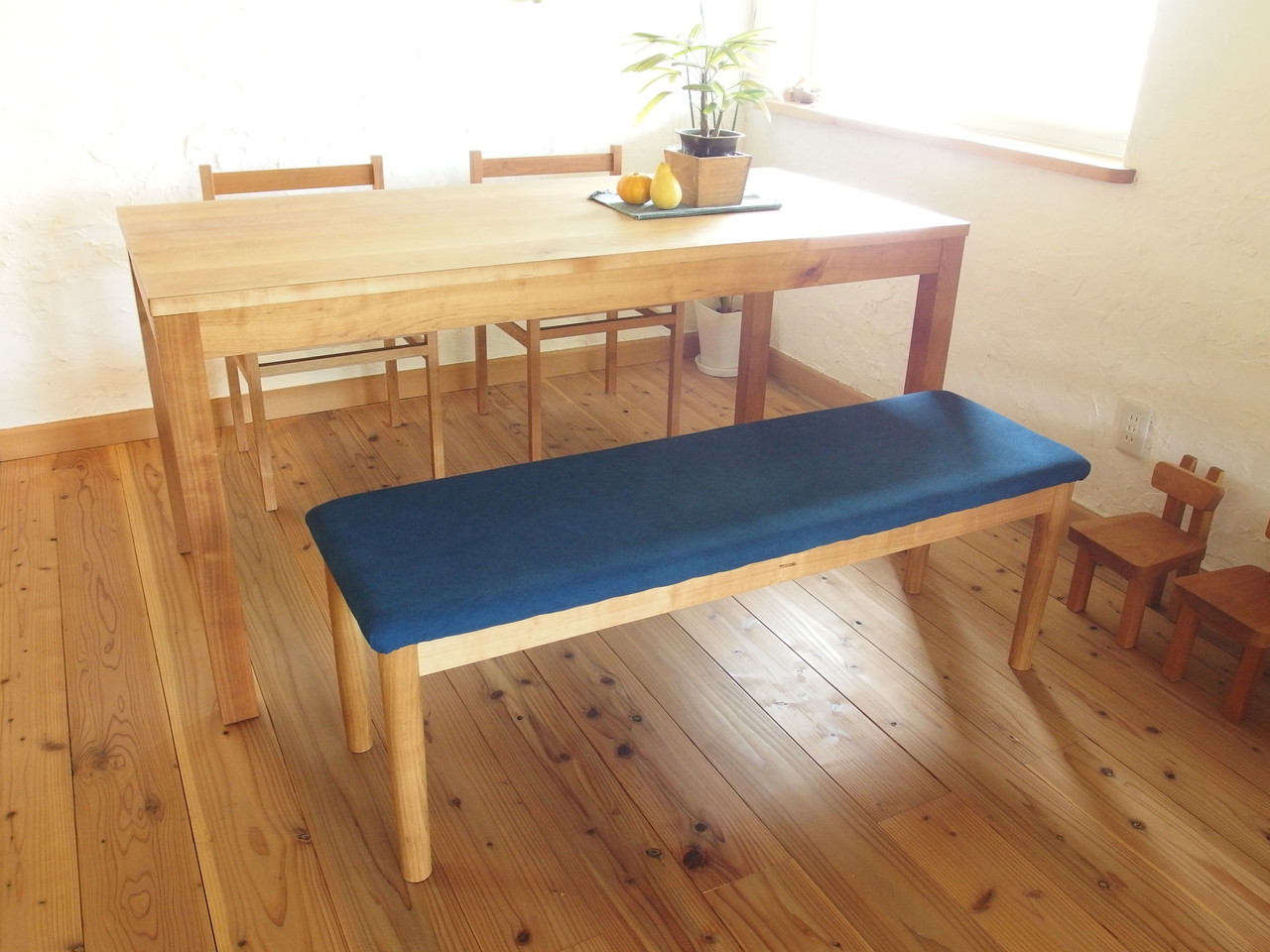 ○ 丸脚ベンチ - 家具工房つなぎ サクラで作る南房総の家具