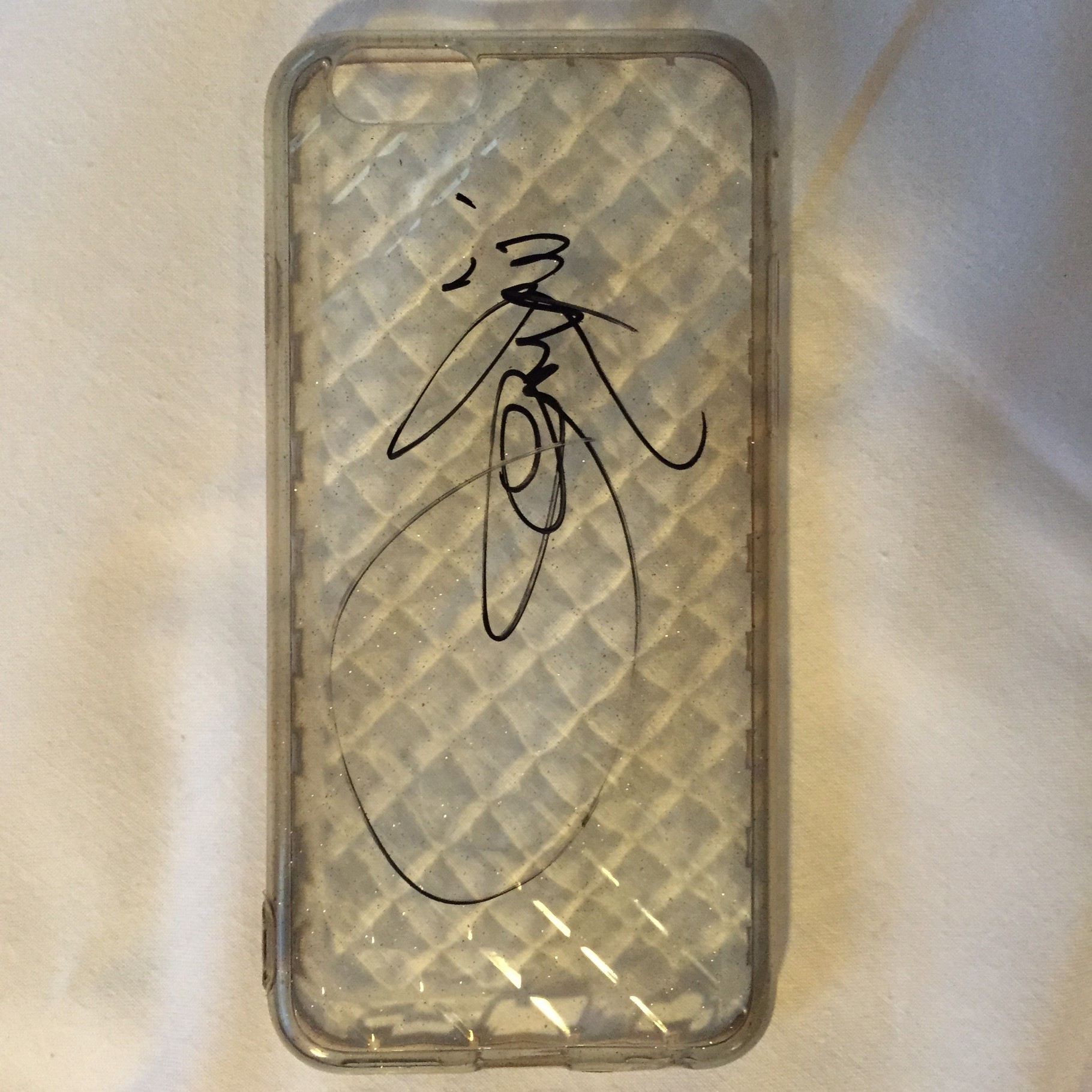 江尻さんのサインをiPhoneケースに書いてもらいました