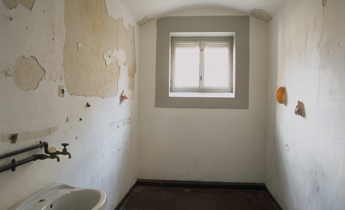 Er verschaffte sich weitere Aussichten (Installation 2 in a disused Stasi prison, Gefängnisbau Andreasstraße, Erfurt)