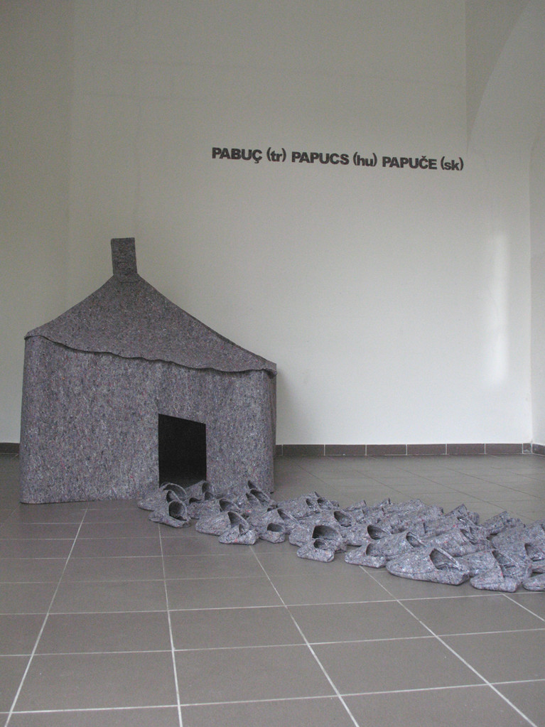 Pantoffelhelden / Papucsférjek / muži pod papučou ("Slipper Heroes" 2012)
