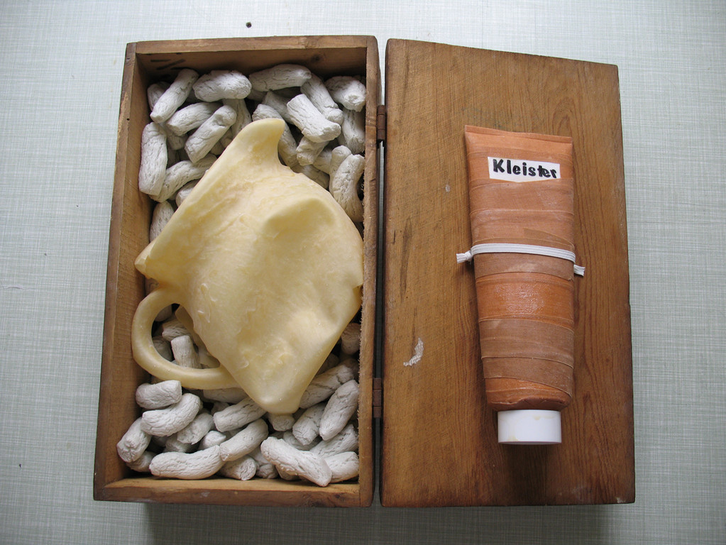 Kleister (2011, mixed media)