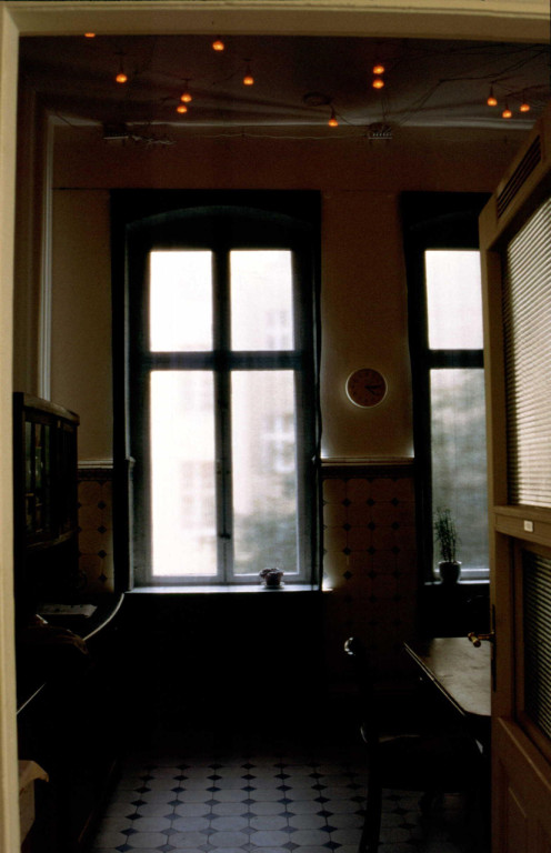 Lull' mich ein, drück' mich fester / sing me a lullaby and hold me tighter / Berce-moi d'illusions, serre-moi plus fort (2000, installation, kitchen of the gallery, night lights)