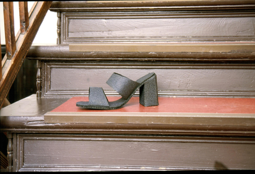 Aschenputtel wird nicht zurückkommen / Cendrillon ne reviendra pas / Cinderella will not come back (2002, mixed media, sandpaper)