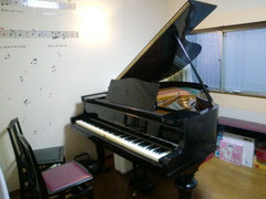 大阪府豊中市こずえピアノ教室のピアノと室内の写真