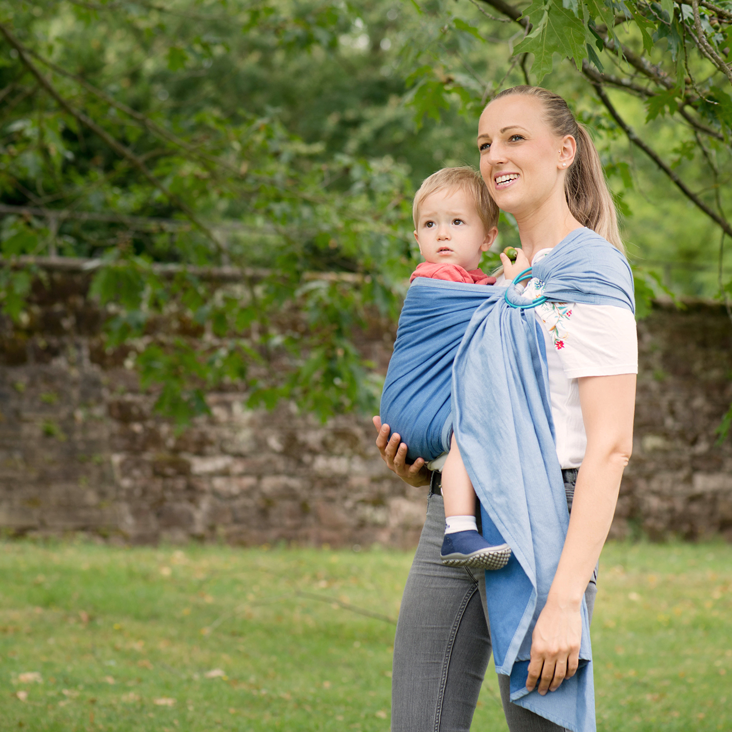Babywearing on the hip Huckepack Tragehilfen