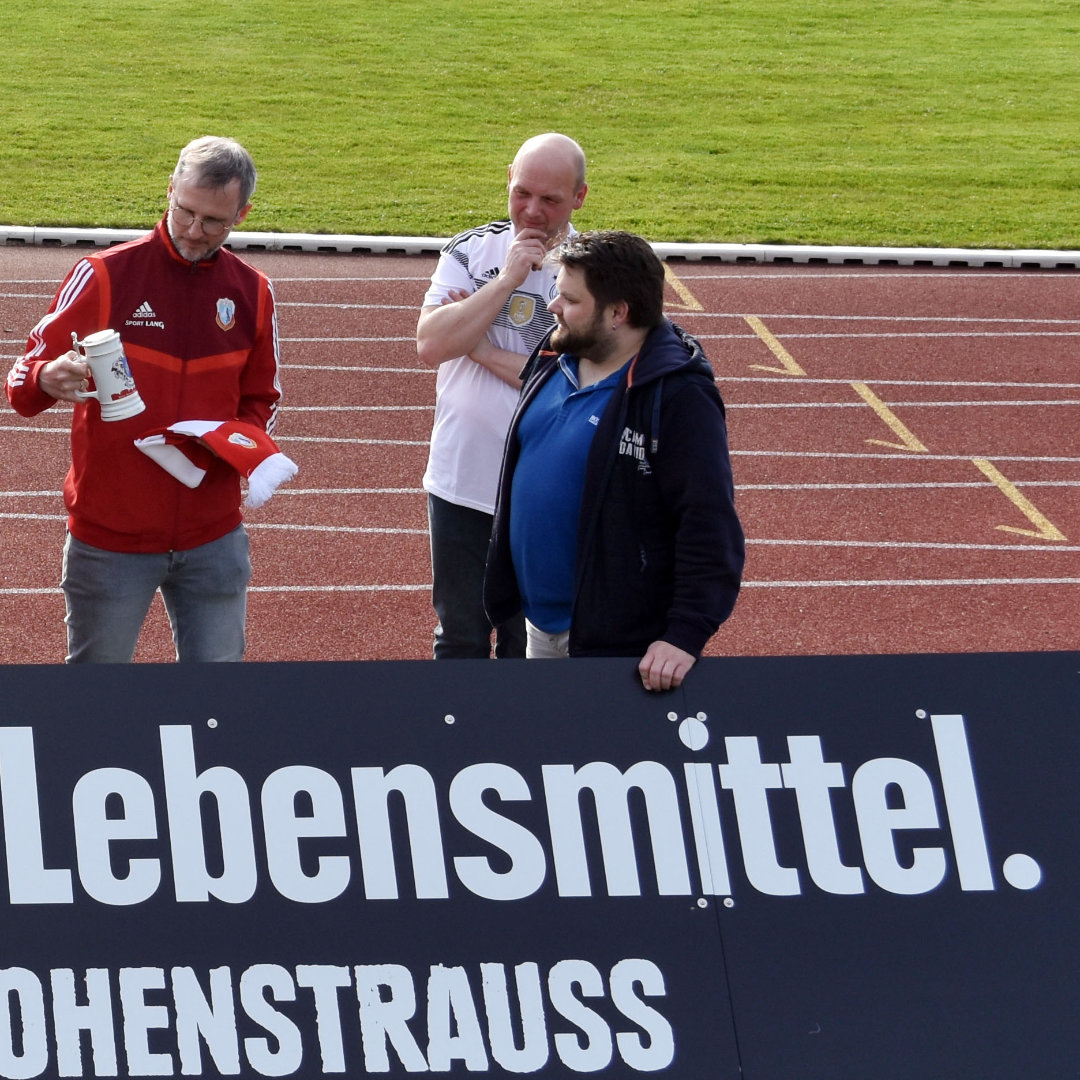 Edeka Schiml spendet neue Aufwärmtrikots für die Herrenmannschaften