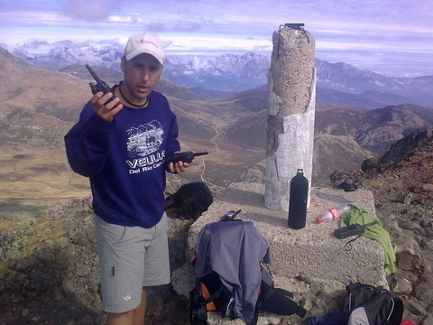Mi buen amigo ZULUNORTE Arturo haciendo radio desde las montañas de Velilla del Río Carrión, en la cumbre de Curavacas a 2.500 de altura-Agosto 2010