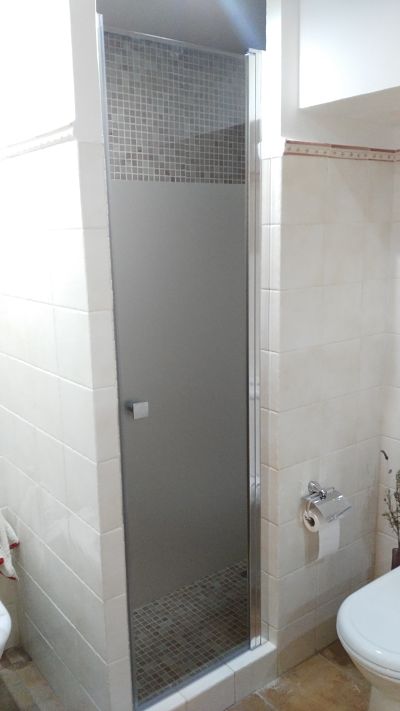 Mampara ducha abatible OPEN instalada en Murcia capital