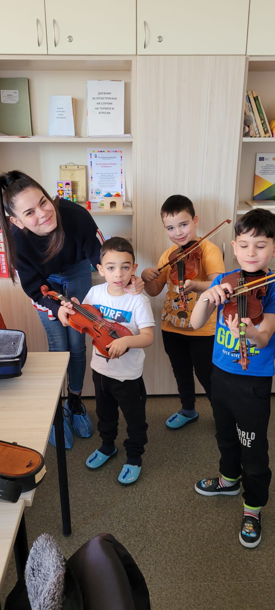 Unsere Schülerin der ersten Stunde Svetelina leitet die Kindergruppe und gibt auch Geigenunterricht