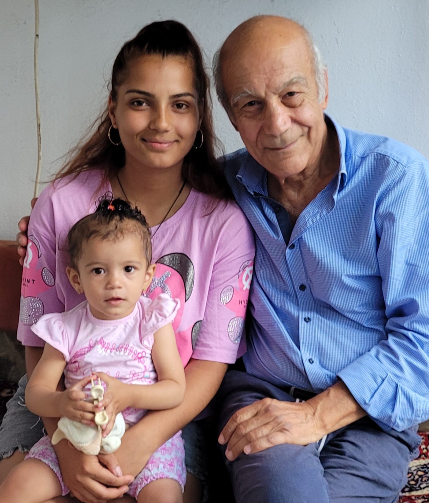 Georgi bespricht mit der alleinerziehenden Miroslava welche Unterstützung sie von uns erhalten kann, um im September wieder in die Schule gehen zu können. Ihre kleine Tochter darf immer bei Miroslavas Violinunterricht dabei sein.