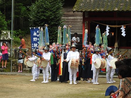 南方神社で秋津舞を奉納