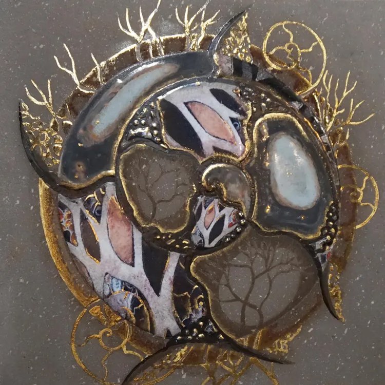 Détail mystérieux tableau carré Ammonites fractales, rose et gris en lave émaillée des volcans d'Auvergne et touches d'or 50X50 cm