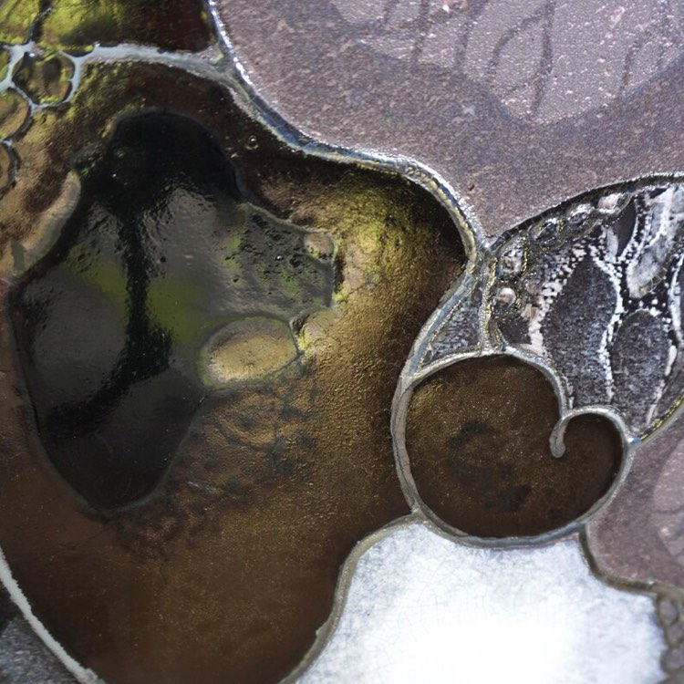 Détail mystérieux tableau Ammonites fractales, noire en lave émaillée des volcans d'Auvergne et touches de platine 35 cm