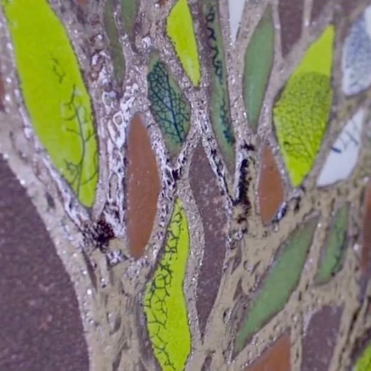 Détail tableau carré arborescence feuilles en lave émaillée et touches de platine 40 cm