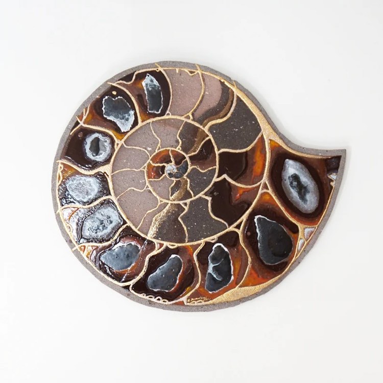 Exceptionnelle grande ammonite nervures d'or en lave émaillée des Monts Dore 60X65 cm